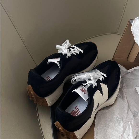 NWT in box (New Balance)
Women's 327 Casual Sneakers from Finish Line, size 9 - Picture 13 of 14